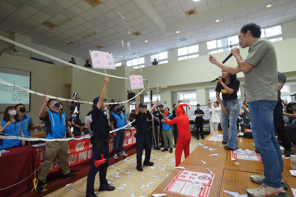 eventsinfocustw's tweet photo. 【名間焚化爐》垃圾可以減量　但保證每天有500噸可燒】

圖／文：王子豪

4月27、28日，南投縣政府繼續召開名間焚化爐環評範疇界定會議。擔任這兩天會議主席的環委程淑芬，最後裁定「已完成討論『物理及化學』項目」，預計下次會議將進入「生態」項目。與會民眾則認為，之前有許多討論被跳過，反對這項結論，在爭議聲中草草散會。

名間焚化爐環評範疇界定會議至今已經開過了8天的會議，但留下來的爭議不減反增。在28日會議的下午，有民眾希望南投縣環保局說明垃圾減量的情況，認為可降低焚化設施的需求。身兼開發單位的南投縣環保局局長李易書回應表示「持續推動垃圾減量」。但到了傍晚，對於名間焚化爐規劃的處理能力（每天500噸）是否太多，李易書在強調「不會收受外縣市廢棄物」以外，又表示「保證每天有500噸垃圾可以燒」。

不過，依據環保局自己寫在環評書中的數據表示，縣內一般廢棄物、事業廢棄物、農業廢棄物加起來，平均一天362噸。剩下的每天138噸處理餘裕量，如果拿來消化南投縣內累積堆置的廢棄物，大約6到12年就會燒完。在不收受縣外廢棄物的情況下，如何保證營運期20年起跳的焚化爐未來「每天有500噸垃圾可以燒」？李易書並未解釋。

27日下午，民眾提醒，過去幾天的會議中，有一些物化項目的環境因子尚未完整討論、甚至是完全沒有討論到，會議主席、朝陽科大環工系教授程淑芬回應表示「在討論的時候，有的人不知道在忙什麼事情」，意指都已經有討論了、只是民眾自己疏忽。監督施政聯盟召集人陳椒華立刻回應「前面6天（指1/31到4/15期間的6次會議），我來了6天，你（程淑芬）只來了2天半，你不要講這種話」。

在爭議後， 程淑芬一度承諾「 我們現在作成決議，把第21頁討論完，回去，回去解決廢棄物的問題，廢棄物討論完之後，再回去前面講的那些（地形、地質等物化項目）」。但在28日傍晚，會議最後，程淑芬則反口，強勢在會議結論中紀錄「已完成討論『物理及化學』項目」，預計下次會議將進入「生態」項目。開發單位、南投環保局長李易書贊同，並表示「你們不好好討論，就要承擔這個後果」。民眾則怒批「叫警察來弄百姓，然後說我們放棄討論？」。

以（程淑芬未出席的）4/1的會議為例，當天上午一開始，民眾認為應依上一次會議（3/16）結論「依修正後權重表重新進行主方案評估」，但當天主席陳谷汎卻直接開始環境項目討論，而產生會議程序的爭執。在警民推擠與喧囂聲中，開發單位逕自的一路從「地形」到「底質」朗誦完10個項目，並主張這部分已完成討論。

〈名間焚化爐》垃圾可以減量　但保證每天有500噸可燒〉
全文：https://t.co/gSyOIf2bf4

《焦點事件》時時自問「媒體該做的事是什麼？」，並致力於乏人問津的媒體「基礎建設」工作，這些工作哪怕只是往前走一點點，都非常困難（也因此就乏人問津），它需要你的支持：
🌐發票捐贈愛心碼：1968
🌐月定捐（信用卡）、單筆（信用卡及超商、webATM）
　　🔗https://t.co/O3cYO5pVrq
🌐郵政劃撥：
　　➡帳號50363139
　　➡戶名台灣焦點通訊社