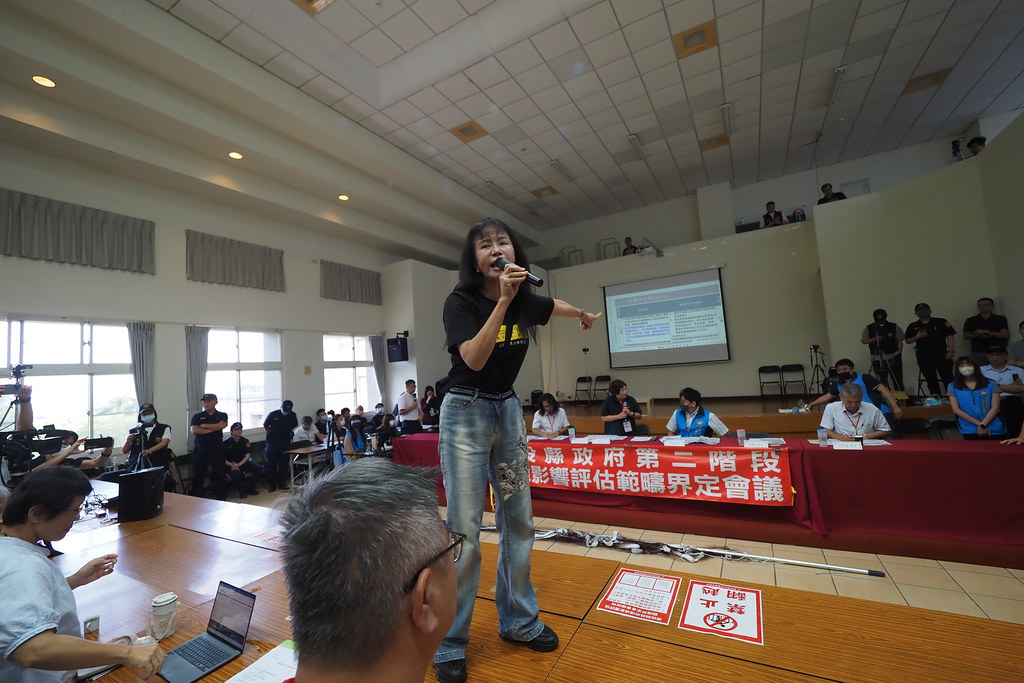 eventsinfocustw's tweet photo. 【名間焚化爐》垃圾可以減量　但保證每天有500噸可燒】

圖／文：王子豪

4月27、28日，南投縣政府繼續召開名間焚化爐環評範疇界定會議。擔任這兩天會議主席的環委程淑芬，最後裁定「已完成討論『物理及化學』項目」，預計下次會議將進入「生態」項目。與會民眾則認為，之前有許多討論被跳過，反對這項結論，在爭議聲中草草散會。

名間焚化爐環評範疇界定會議至今已經開過了8天的會議，但留下來的爭議不減反增。在28日會議的下午，有民眾希望南投縣環保局說明垃圾減量的情況，認為可降低焚化設施的需求。身兼開發單位的南投縣環保局局長李易書回應表示「持續推動垃圾減量」。但到了傍晚，對於名間焚化爐規劃的處理能力（每天500噸）是否太多，李易書在強調「不會收受外縣市廢棄物」以外，又表示「保證每天有500噸垃圾可以燒」。

不過，依據環保局自己寫在環評書中的數據表示，縣內一般廢棄物、事業廢棄物、農業廢棄物加起來，平均一天362噸。剩下的每天138噸處理餘裕量，如果拿來消化南投縣內累積堆置的廢棄物，大約6到12年就會燒完。在不收受縣外廢棄物的情況下，如何保證營運期20年起跳的焚化爐未來「每天有500噸垃圾可以燒」？李易書並未解釋。

27日下午，民眾提醒，過去幾天的會議中，有一些物化項目的環境因子尚未完整討論、甚至是完全沒有討論到，會議主席、朝陽科大環工系教授程淑芬回應表示「在討論的時候，有的人不知道在忙什麼事情」，意指都已經有討論了、只是民眾自己疏忽。監督施政聯盟召集人陳椒華立刻回應「前面6天（指1/31到4/15期間的6次會議），我來了6天，你（程淑芬）只來了2天半，你不要講這種話」。

在爭議後， 程淑芬一度承諾「 我們現在作成決議，把第21頁討論完，回去，回去解決廢棄物的問題，廢棄物討論完之後，再回去前面講的那些（地形、地質等物化項目）」。但在28日傍晚，會議最後，程淑芬則反口，強勢在會議結論中紀錄「已完成討論『物理及化學』項目」，預計下次會議將進入「生態」項目。開發單位、南投環保局長李易書贊同，並表示「你們不好好討論，就要承擔這個後果」。民眾則怒批「叫警察來弄百姓，然後說我們放棄討論？」。

以（程淑芬未出席的）4/1的會議為例，當天上午一開始，民眾認為應依上一次會議（3/16）結論「依修正後權重表重新進行主方案評估」，但當天主席陳谷汎卻直接開始環境項目討論，而產生會議程序的爭執。在警民推擠與喧囂聲中，開發單位逕自的一路從「地形」到「底質」朗誦完10個項目，並主張這部分已完成討論。

〈名間焚化爐》垃圾可以減量　但保證每天有500噸可燒〉
全文：https://t.co/gSyOIf2bf4

《焦點事件》時時自問「媒體該做的事是什麼？」，並致力於乏人問津的媒體「基礎建設」工作，這些工作哪怕只是往前走一點點，都非常困難（也因此就乏人問津），它需要你的支持：
🌐發票捐贈愛心碼：1968
🌐月定捐（信用卡）、單筆（信用卡及超商、webATM）
　　🔗https://t.co/O3cYO5pVrq
🌐郵政劃撥：
　　➡帳號50363139
　　➡戶名台灣焦點通訊社