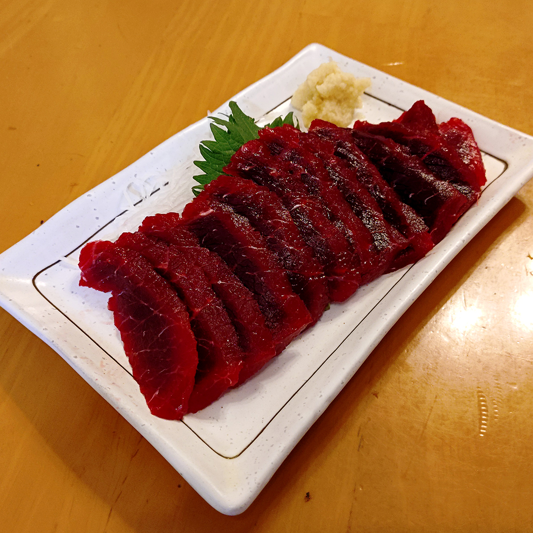 iwayoh's tweet photo. 生のミンククジラのお刺身。
にんにくと生姜が定番ですが、今日は生姜だけでいただいてみました。
冷凍されていない生のクジラ肉はおろし生姜だけで十分美味しいですね。商業捕鯨万歳!
ごちそうさまでした。 #くじらの刺身 #商業捕鯨 #whaling https://t.co/ACOzVUnCdV