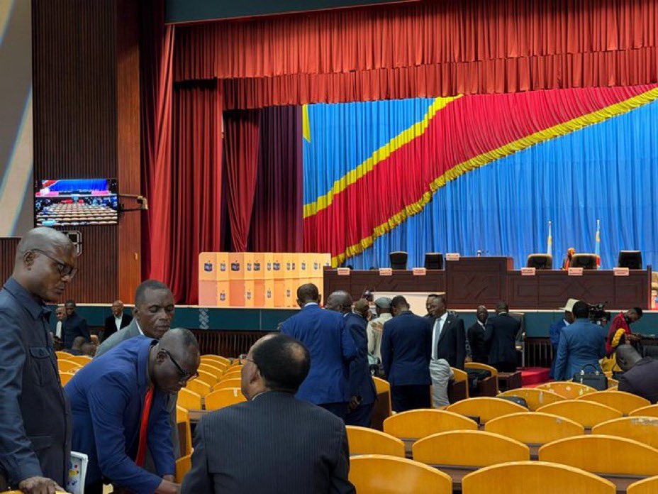 KINSHASA : Dispositif sécuritaire renforcé autour du Palais du Peuple. Les députés arrivent progressivement, tandis que les urnes sont déjà installées. L’Assemblée attend désormais le quorum pour ouvrir la plénière consacrée à l’examen et au vote de la motion de censure visant le