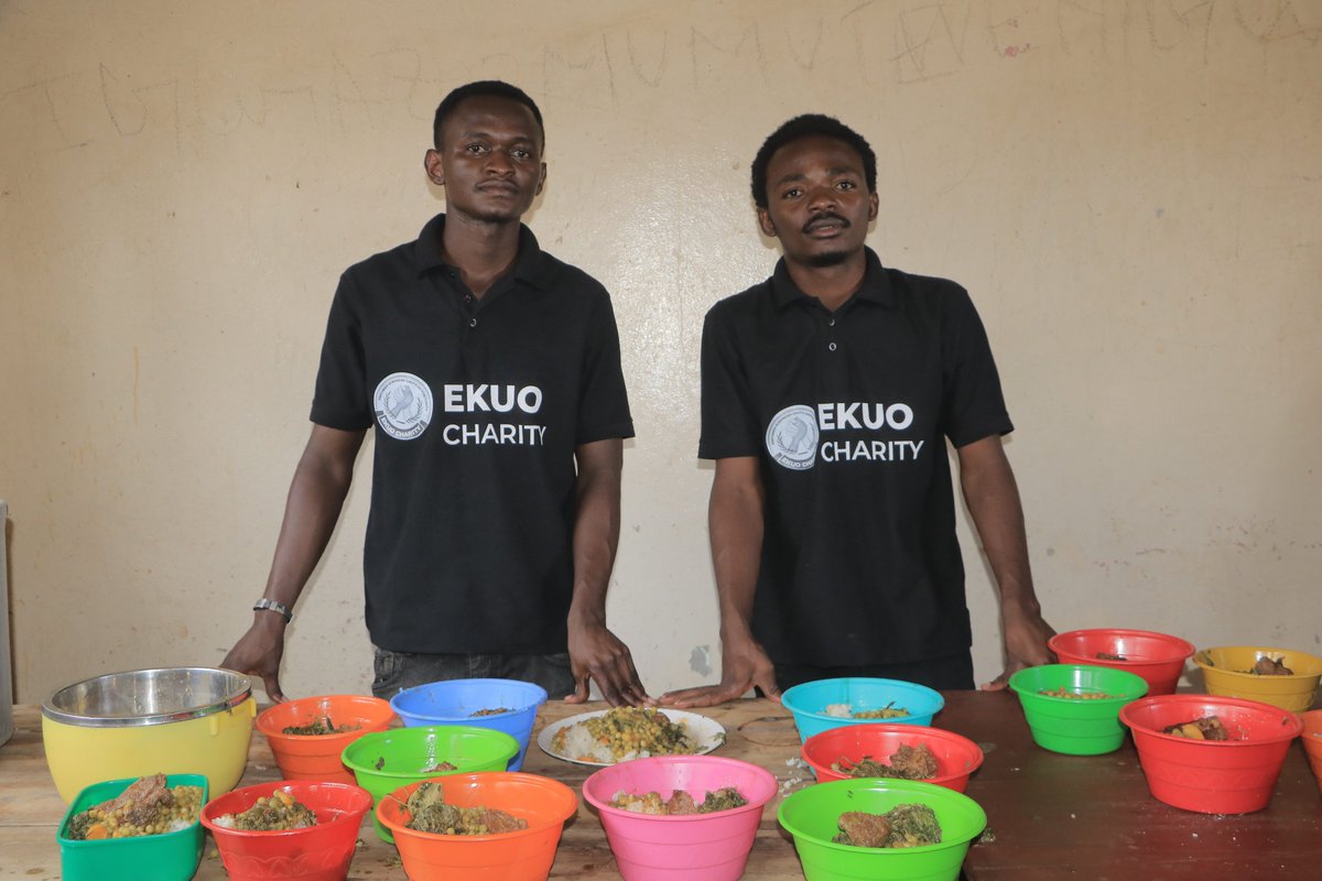 CNP_Kamenge's tweet photo. Nos remerciements à ttes les bonnes volontés qui soutiennent nos malades 🙏 : merci à #EmpowerKindnessUnityOpportunity EKUO pour le repas offert, ainsi qu’à l’activiste @JadotNKURUNZIZA pour son don de vivres. D’autres contribuent aussi par des aides financières aux + démunis. 💙 https://t.co/zuh9qyQDIe