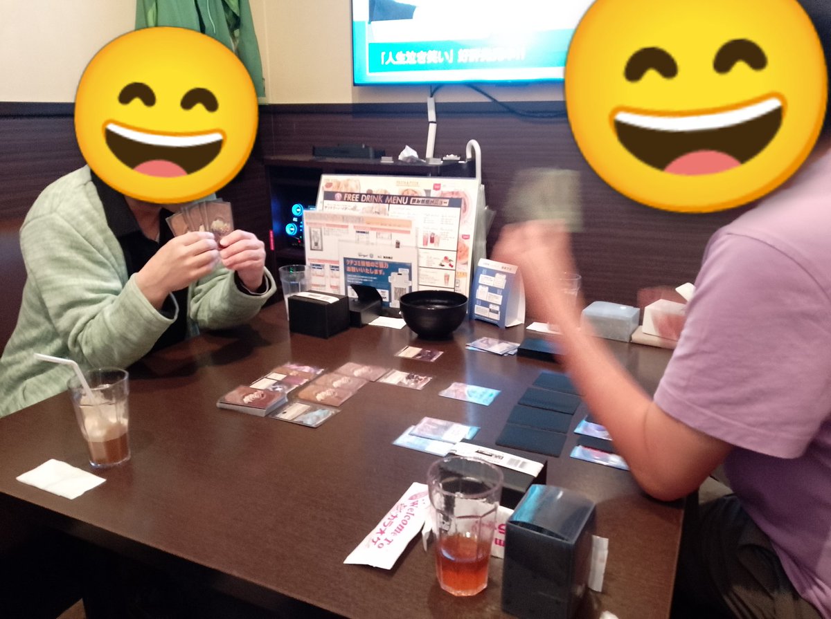 カラオケで大学時代の友人たちと #イジンデン を楽しみました👍
緑の服の友人は #イジンデン ２回目でしたが、さすが元遊戯王の決闘者だけあってなかなかのプレイを見せてくれました😄