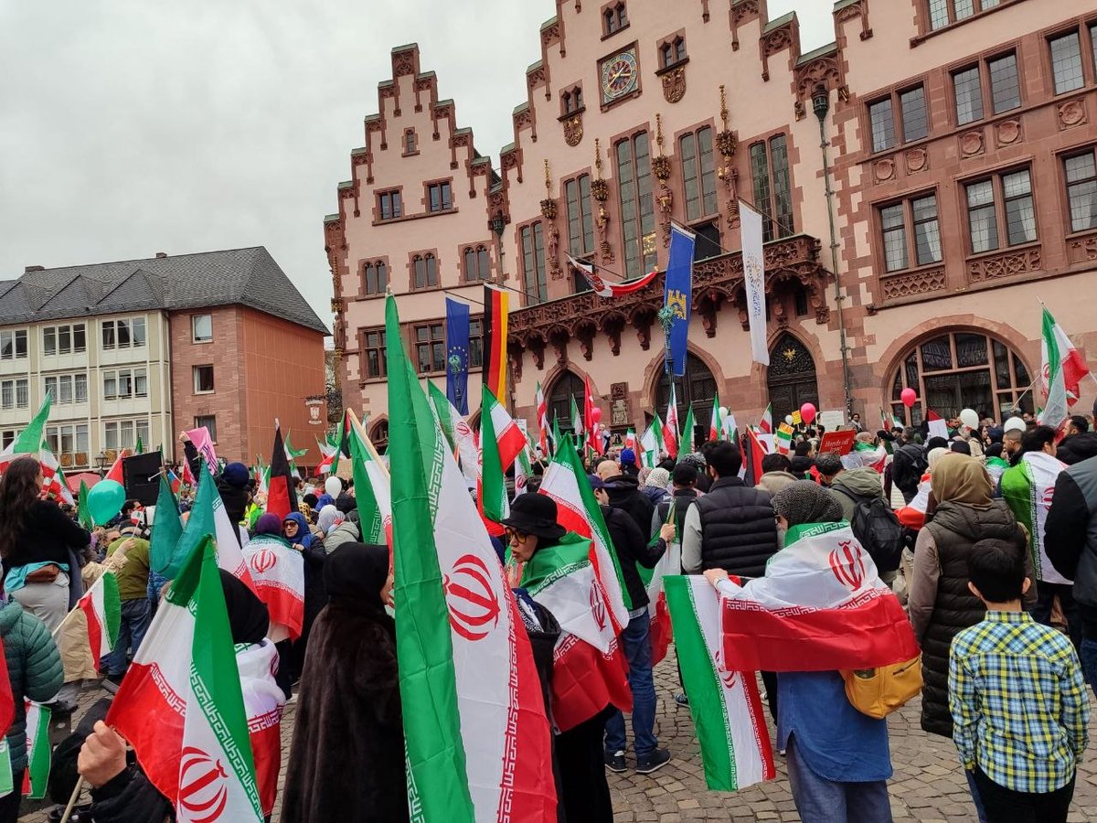 این عکس برای تجمعات میهن پرستان ایرانی ساکن شهر برلین آلمانه.غیرت و ذات ایرانی هرجای دنیا که باشه وطن پرستی تو خونه .قربون همه ایرانی های سراسر جهان 
و لعنت به دشمنان و وطن فروشان 
#برلین 
 #وطنم_پاره_تنم