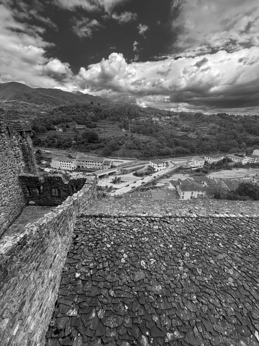 Alonein43672278's tweet image. #photography #blackandwhite #pontremoli #italy #castle #view