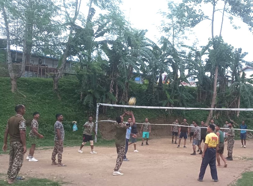 2Diphu's tweet photo. Jawans of 20 Bn CRPF at Jiribam, Manipur unwind after a long day by playing their favorite games—volleyball, and carrom. Helping them beat stress, boost coordination and share moments of fun. 🇮🇳💪 #CRPF #Manipur #Jiribam #Fitness #MoraleBoost https://t.co/3bhqLVCnDG