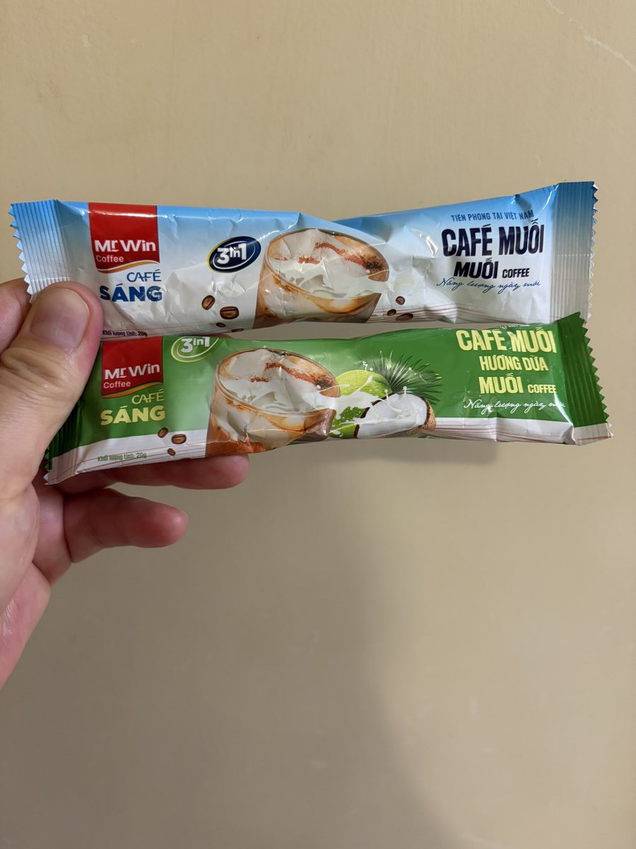 koji2788's tweet image. ベトナム人の友達がくれたコーヒーと蛇柄
#NIKE #ターミネーター #スニヲタ