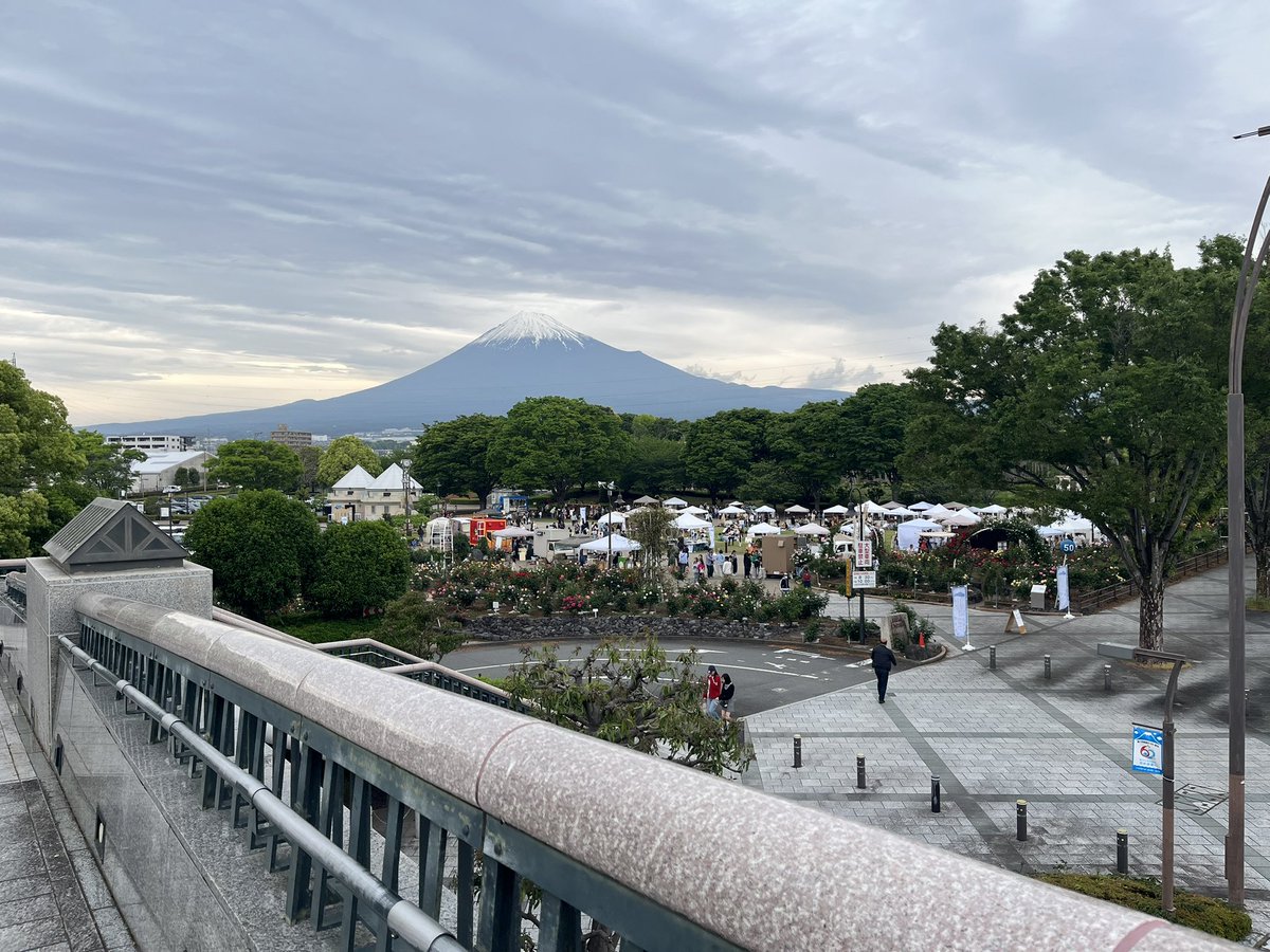 clarte_2001's tweet photo. 今日は大好きなはるかぜさんの弾き語りライブに!HASHIGOVol.4へ。
はるかぜさんの透明感ある歌声に聴き惚れた
明日から頑張ろ。
好きな曲たくさん歌ってくれて嬉しかった。
#はるかぜのライブ
#HASHIGO
#ふもとのマルシェ https://t.co/uaCsFNfh5c