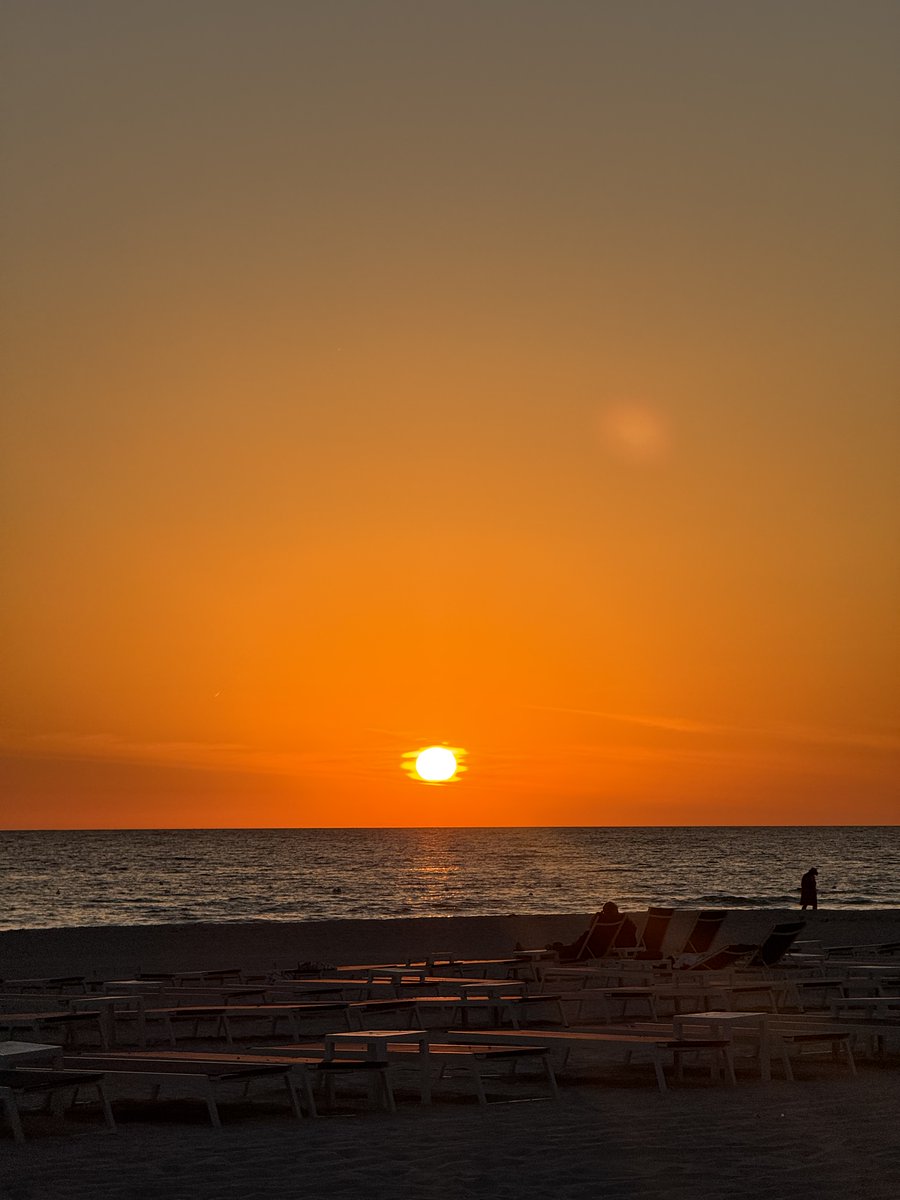 Human_Capital's tweet photo. We traded the boardroom for the beach! Our networking mixer brought together coastal cuisine, live music, and fun beach activities—plus a bonfire to end the night with meaningful conversations. What a great end to the day...and we still have 2 amazing days to go! #SPARKHR2026 https://t.co/B6smpgUsgN