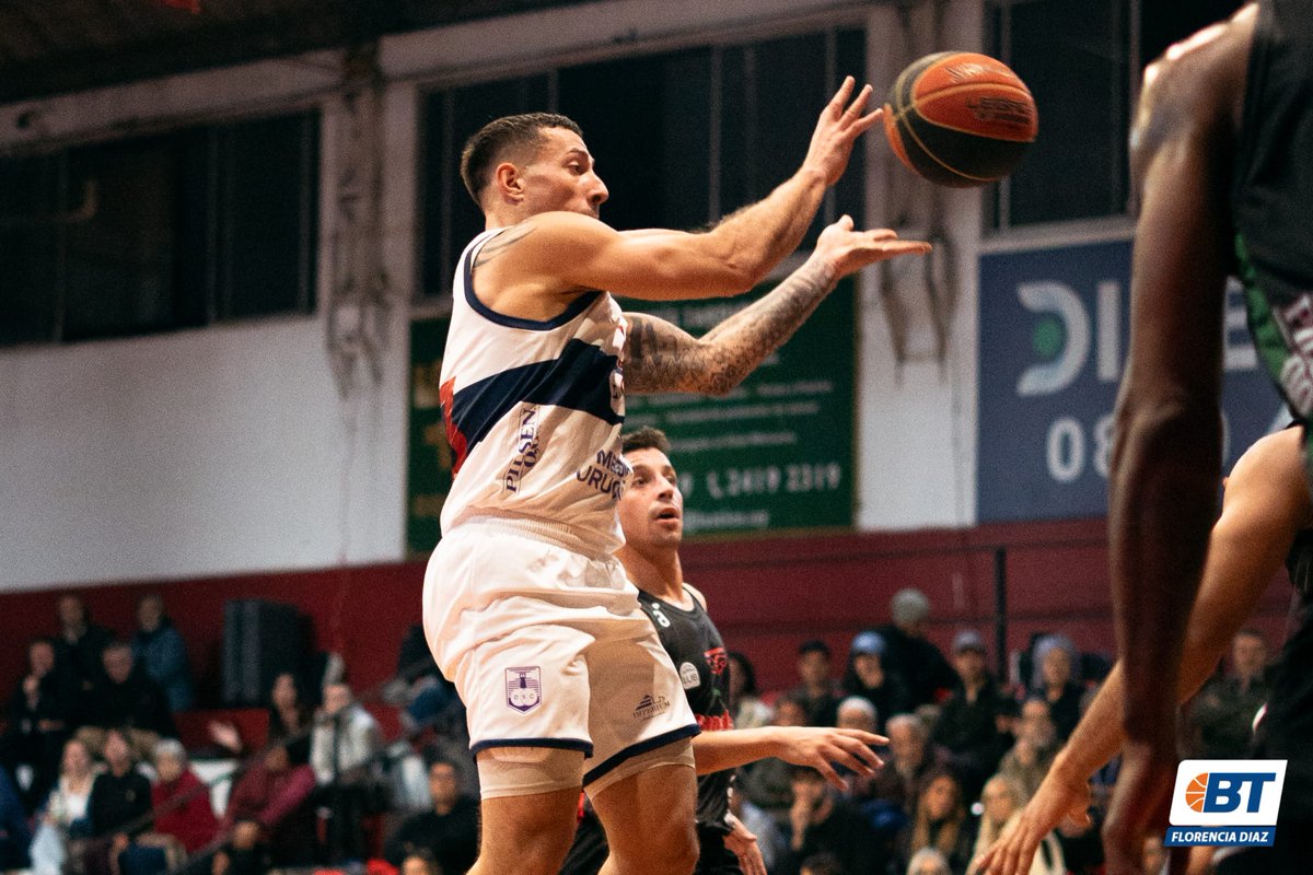 BasquetTotal's tweet photo. #LUBxBT | UN MURO VIOLETA

En base a un enorme trabajo defensivo, Defensor Sporting goleó a Aguada por 88-60 por la penúltima fecha de la liguilla de la Liga Uruguaya de Básquetbol.

📝 @JRodriguezRey
📸 @flodiazcibils

👉 https://t.co/E13BlHfyTn https://t.co/MIFaLwl9Wj