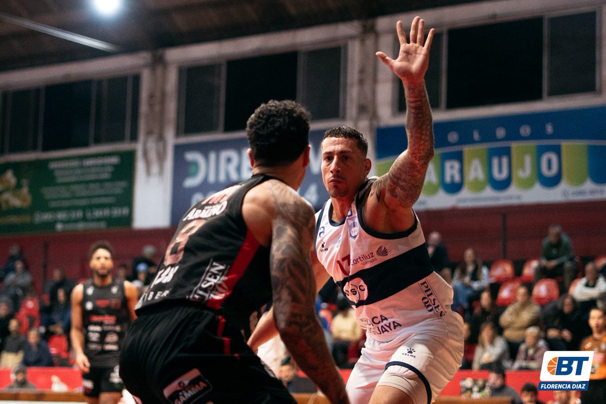 BasquetTotal's tweet photo. #LUBxBT | UN MURO VIOLETA

En base a un enorme trabajo defensivo, Defensor Sporting goleó a Aguada por 88-60 por la penúltima fecha de la liguilla de la Liga Uruguaya de Básquetbol.

📝 @JRodriguezRey
📸 @flodiazcibils

👉 https://t.co/E13BlHfyTn https://t.co/MIFaLwl9Wj