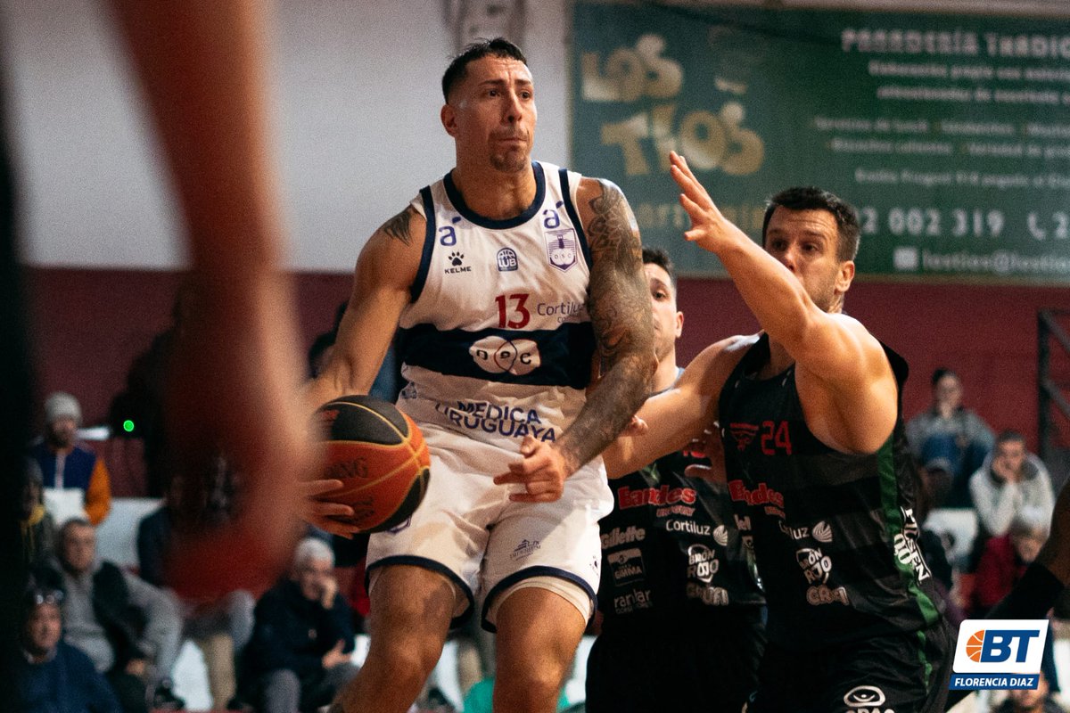 BasquetTotal's tweet photo. #LUBxBT | UN MURO VIOLETA

En base a un enorme trabajo defensivo, Defensor Sporting goleó a Aguada por 88-60 por la penúltima fecha de la liguilla de la Liga Uruguaya de Básquetbol.

📝 @JRodriguezRey
📸 @flodiazcibils

👉 https://t.co/E13BlHfyTn https://t.co/MIFaLwl9Wj