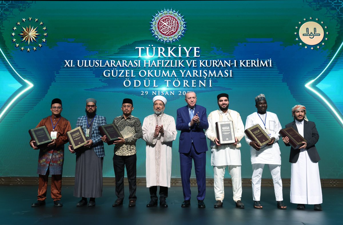 RTErdogan's tweet image. 11’inci Uluslararası Hafızlık ve Kur’an-ı Kerim’i Güzel Okuma Yarışması’nın hayırlara vesile olmasını diliyorum.

39 ülkeden 41 Kur’an sevdalısının iştirak ettiği yarışmaya katılan ve dereceye giren her bir kardeşimi tebrik ediyor, ödüllerini tevcih ettiğimiz Kur’an bülbüllerini