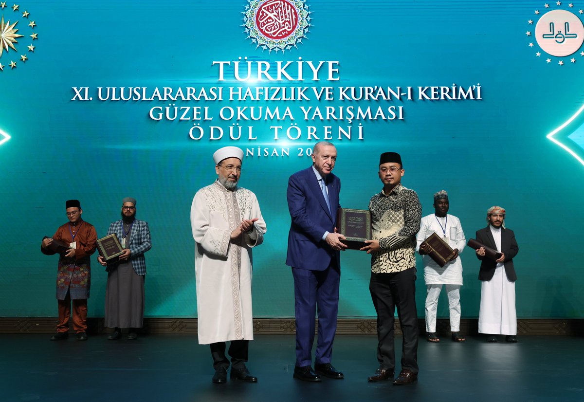 RTErdogan's tweet image. 11’inci Uluslararası Hafızlık ve Kur’an-ı Kerim’i Güzel Okuma Yarışması’nın hayırlara vesile olmasını diliyorum.

39 ülkeden 41 Kur’an sevdalısının iştirak ettiği yarışmaya katılan ve dereceye giren her bir kardeşimi tebrik ediyor, ödüllerini tevcih ettiğimiz Kur’an bülbüllerini