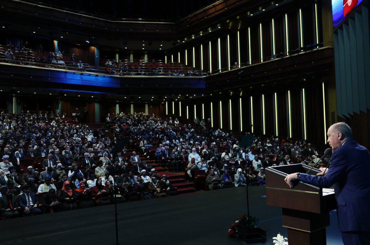 RTErdogan's tweet image. 11’inci Uluslararası Hafızlık ve Kur’an-ı Kerim’i Güzel Okuma Yarışması’nın hayırlara vesile olmasını diliyorum.

39 ülkeden 41 Kur’an sevdalısının iştirak ettiği yarışmaya katılan ve dereceye giren her bir kardeşimi tebrik ediyor, ödüllerini tevcih ettiğimiz Kur’an bülbüllerini