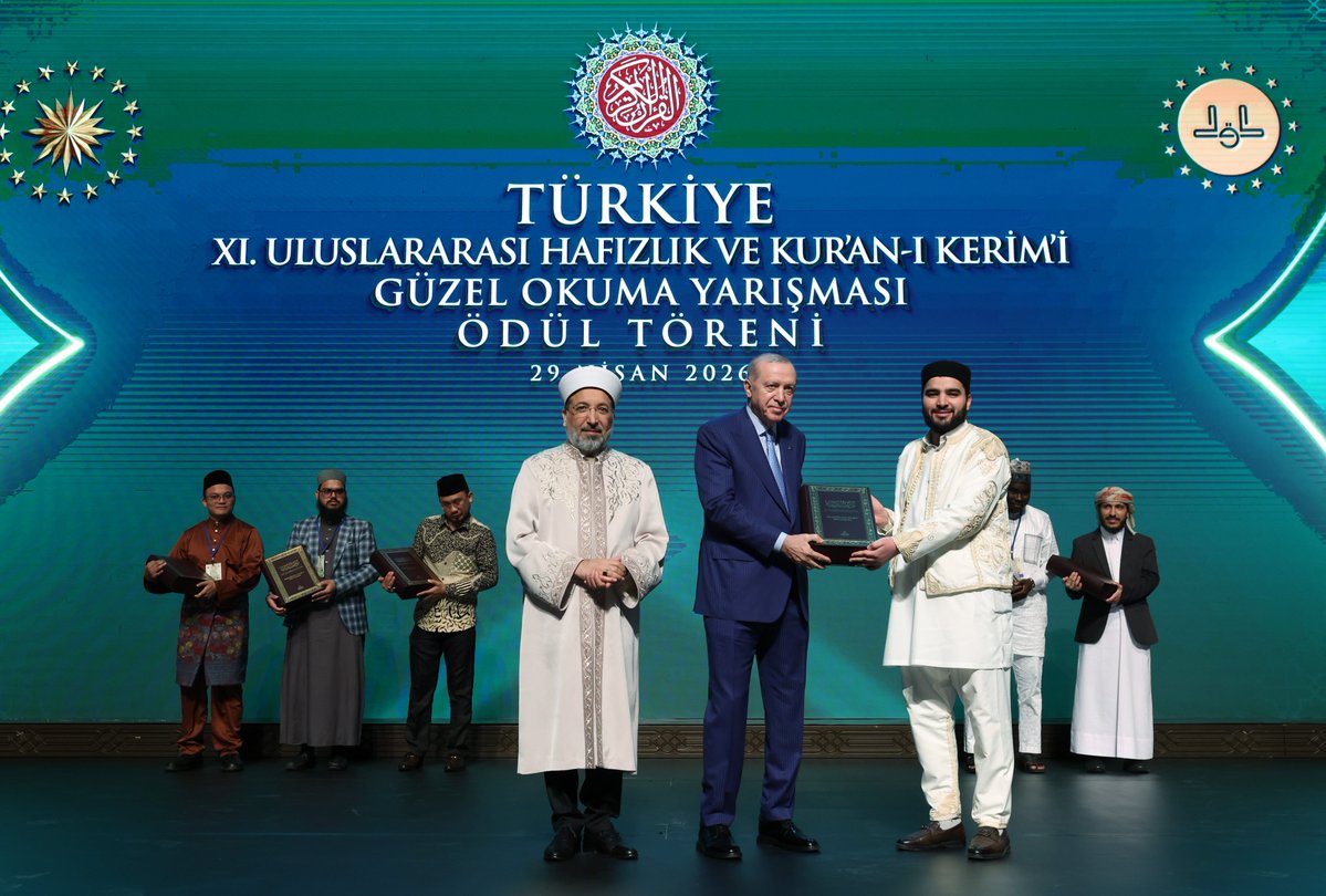 RTErdogan's tweet image. 11’inci Uluslararası Hafızlık ve Kur’an-ı Kerim’i Güzel Okuma Yarışması’nın hayırlara vesile olmasını diliyorum.

39 ülkeden 41 Kur’an sevdalısının iştirak ettiği yarışmaya katılan ve dereceye giren her bir kardeşimi tebrik ediyor, ödüllerini tevcih ettiğimiz Kur’an bülbüllerini