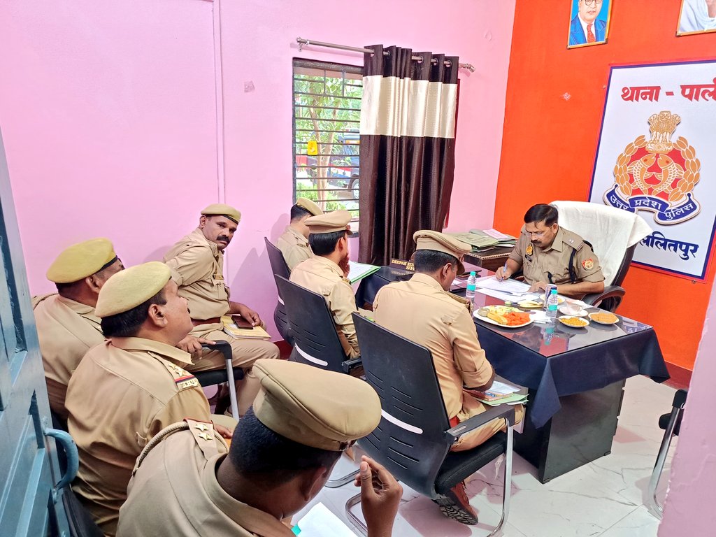 lalitpurpolice's tweet photo. #Addl_SP @kaloosingh द्वारा सर्किल पाली के सभी थानों का अर्दली रूम कर, विवेचकों को लम्बित विवेचनाओं के समयबद्ध, निष्पक्ष एवं गुणवत्तापूर्ण निस्तारण हेतु आवश्यक दिशा-निर्देश दिए गए। #lalitpurpolice
@Uppolice https://t.co/wVOjb0r5Ay