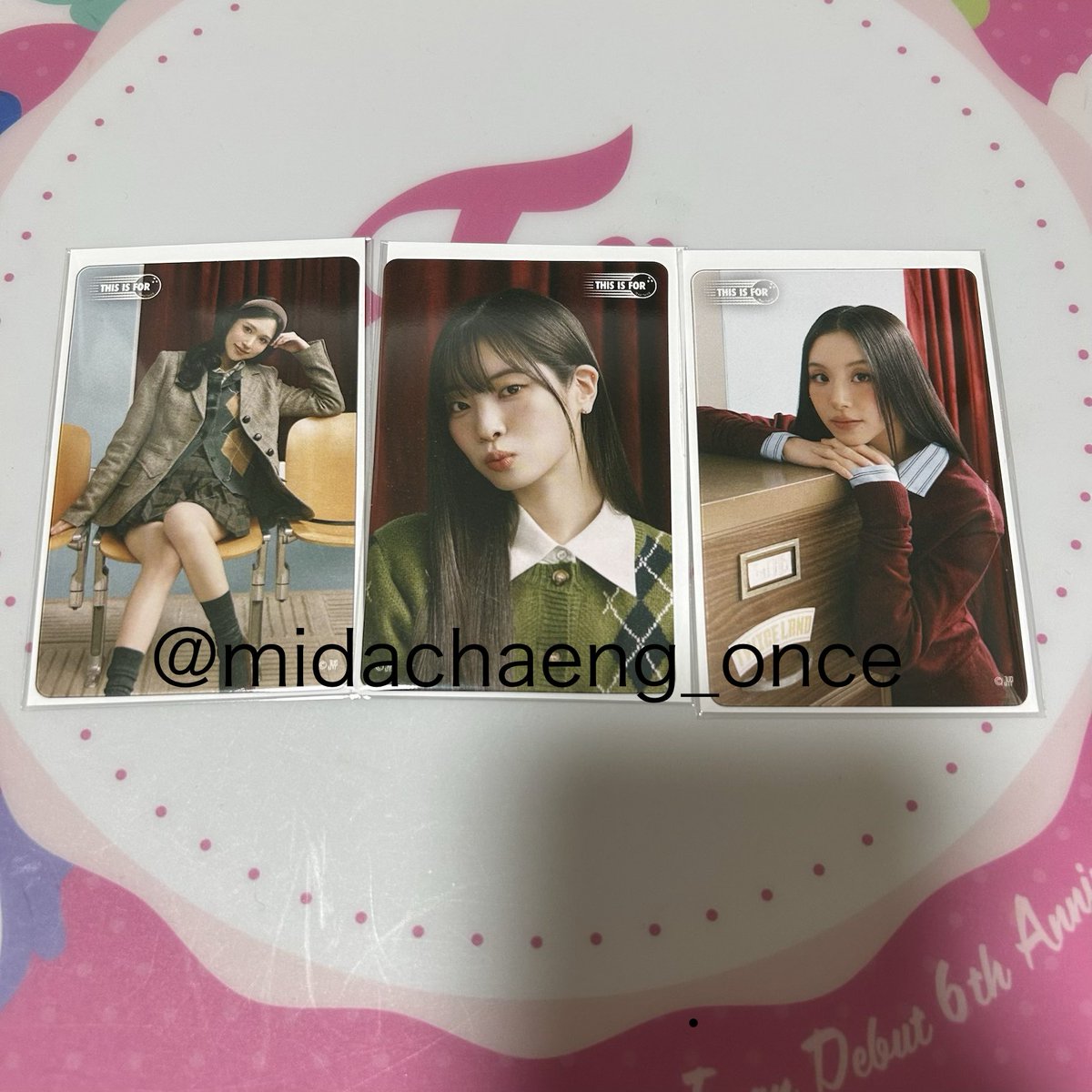 midachaeng_once's tweet photo. TWICE THIS IS FOR オフラインくじ　交換

譲▷1枚目　ナヨン　ジョンヨン　モモ　サナ　ジヒョ　ツウィ

求▷E賞　ミナ　ダヒョン
　　参加賞　ミナ　ダヒョン　チェヨン

参加賞は2枚目以外を求めています。
ミナ決まり次第ダヒョンチェヨンの交換です。複数〜優先です。
お気軽にお声掛けください！ https://t.co/46l6Ldrs2n