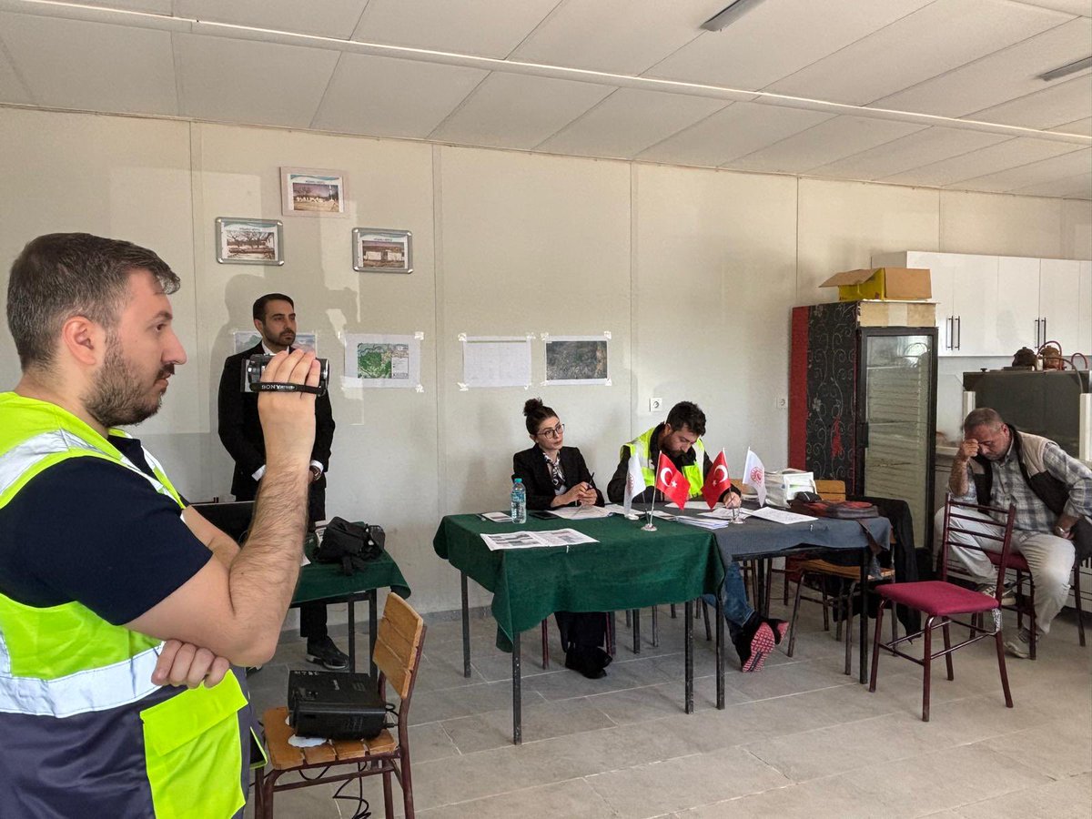 edirnecsb's tweet photo. Müdürlüğümüz teknik personelleri koordinesinde, yatırımcı firma ve ÇED firması temsilcilerinin katılımıyla Enez Hisarlı Köyü’nde Yazır RES ve Depolama Tesisi projesine ilişkin Halkın Bilgilendirilmesi Toplantısı gerçekleştirilmiş, ardından arazi incelemesi yapılmıştır. https://t.co/vIZRwqbfJv