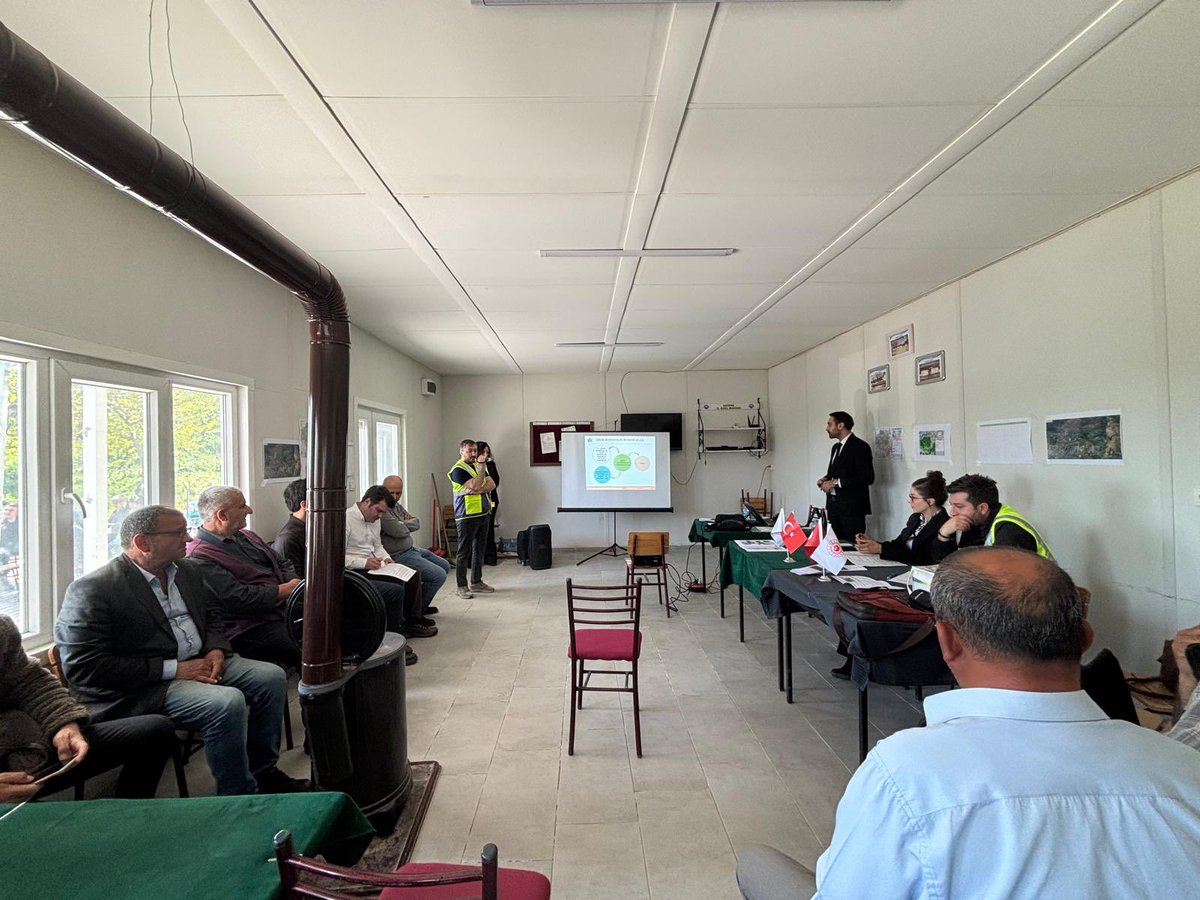 edirnecsb's tweet photo. Müdürlüğümüz teknik personelleri koordinesinde, yatırımcı firma ve ÇED firması temsilcilerinin katılımıyla Enez Hisarlı Köyü’nde Yazır RES ve Depolama Tesisi projesine ilişkin Halkın Bilgilendirilmesi Toplantısı gerçekleştirilmiş, ardından arazi incelemesi yapılmıştır. https://t.co/vIZRwqbfJv