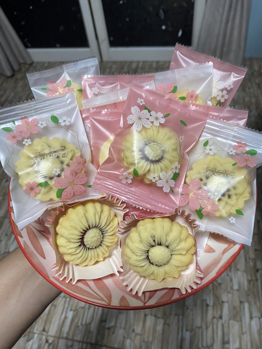 Power_Nutty10's tweet photo. ขออนุญาตขายของค่า ใครสนใจแวะมาสั่งได้นะคะ 🙇🏻‍♀️💜

🍪 คุกกี้ใส่ไส้ มีไส้ 🍓 กับ 🍍 ใช้เนยแท้✅

⭐️ มี 2 ราคา ⭐️

1.ชิ้นละ 25 กรัม ชิ้นละ 11 บาท (แบบที่เค้าเอาไปแจก)  * 20 ชิ้นขึ้นไปเหลือชิ้นละ 10 บาท

2. ชิ้นละ 35 กรัม ชิ้นละ 15 บาท
* 20 ชิ้นขึ้นไปเหลือชิ้นละ 14 บาท

#รับทำgiveaway https://t.co/0lgKuxUJJV