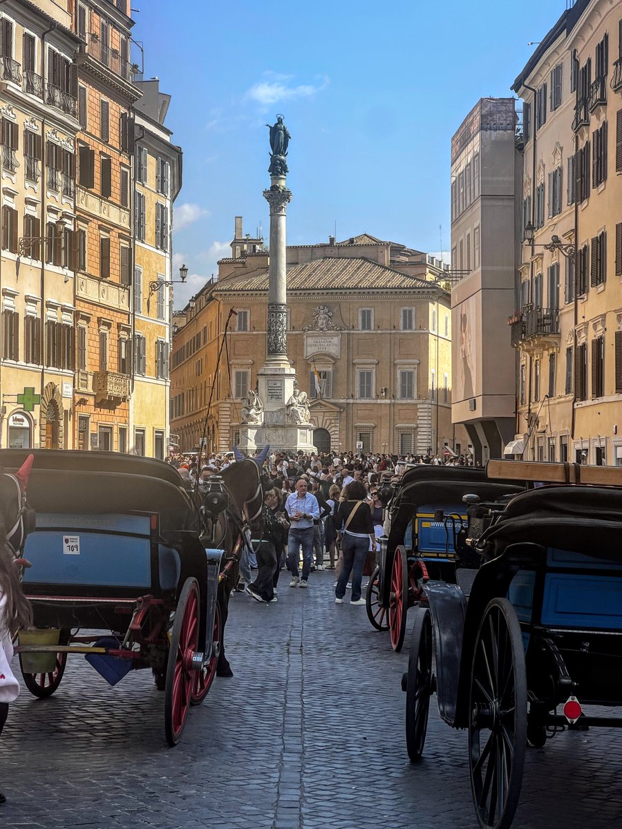 MinervaArmata's tweet image. Tra carrozzelle e turisti: l’impossibile visione della Barcaccia
#Roma