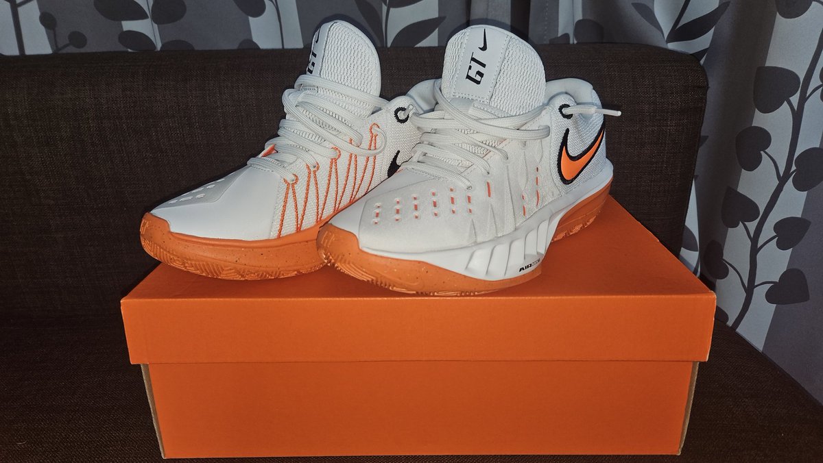 mattyahagenki's tweet image. 本日、大会のアップ中に娘が私たちのところに走ってきて「バッシュ壊れた😅アウトソール剥がれてる」って言うので、大会帰りに購入🤔
2足目のG.T.Cut Academy2👟
娘の部活はピンク禁止からいつの間にか白以外禁止に…😅
カラー毎にサイズ感違うし、娘の足は小さいから見つけるのが大変
#NIKE