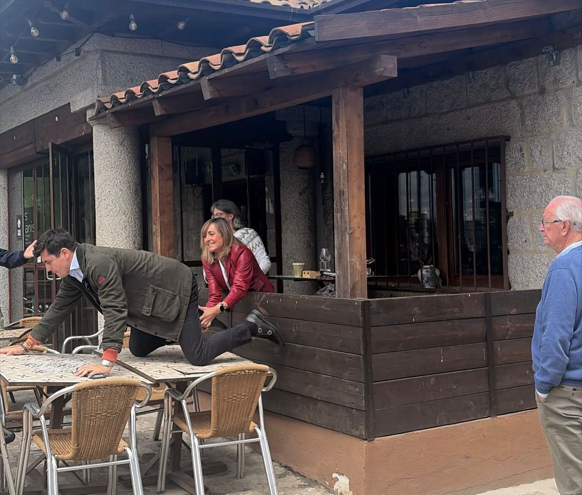 Así ha tenido que escapar Vito Quiles de las charos que le han asaltado cuando iba a preguntar a Begoña Gómez.