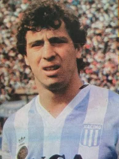 Hoy (29/4) está cumpliendo años Néstor Ariel Fabbri, ex jugador de La Academia.

🔷 La Tota llegó a Racing en 1986 y vistió la camiseta de Racing hasta 1992.

🔷 Disputó 181 partidos en los que convirtió 6 goles.

🔷 Ganó dos títulos con la Celeste y Blanca:
🏆 Supercopa 1988
🏆