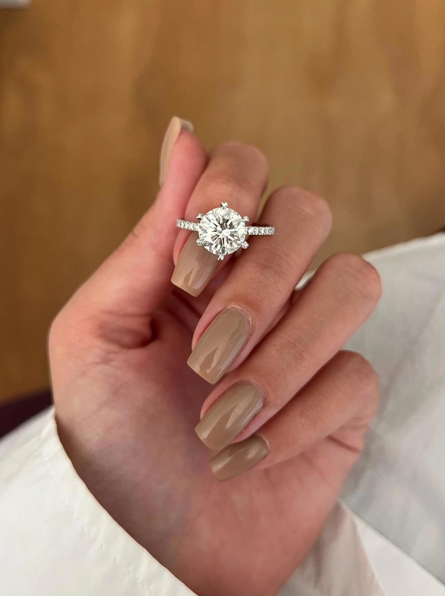 IlanieH's tweet photo. This ILANIS round lab diamond ring combines elegance and brilliance with a timeless, refined design. Featuring a beautifully cut center diamond on a delicate band, it offers lasting sparkle and class. 

https://t.co/klU3n5HksT https://t.co/NqqAGNOmkF