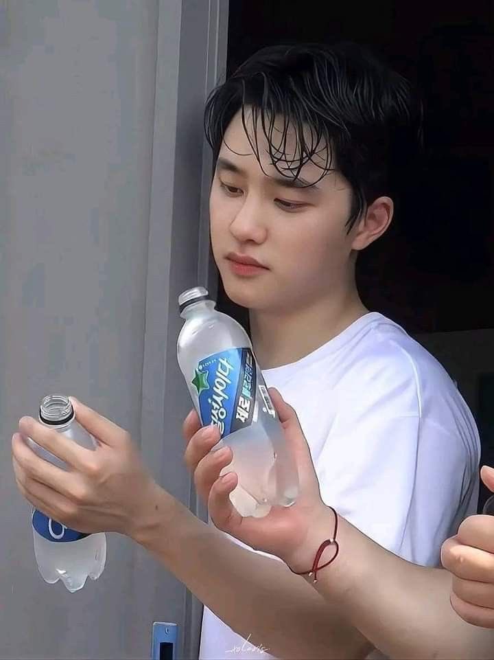 eunhasxx112's tweet photo. 칠성사이다를 들고 젖은 머리를 한 채 밭일을 하던 그의 이름은 도경수, 여름이었다 https://t.co/pjZ86X2olb