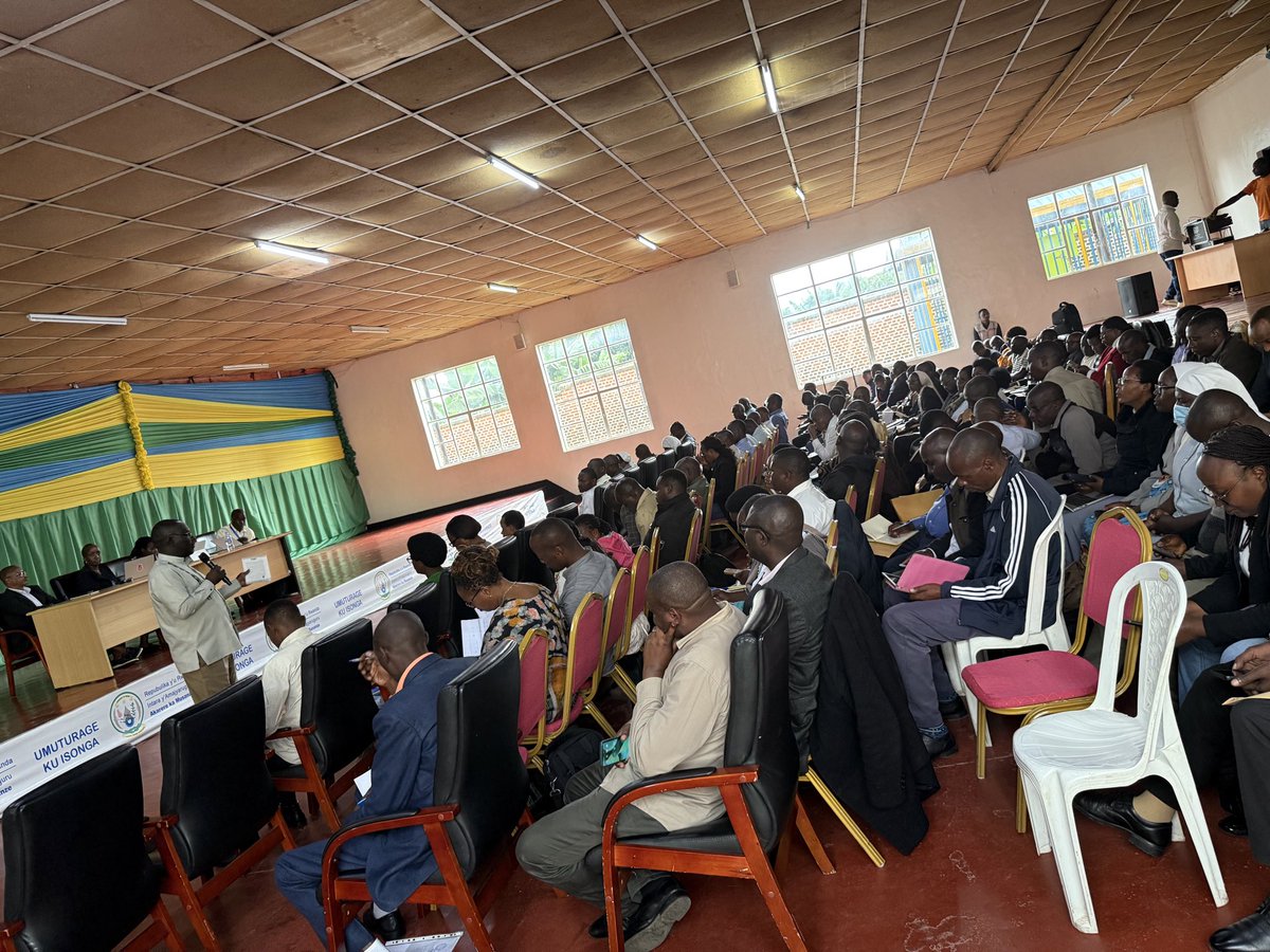 RwandaWriters's tweet photo. HAPPENING NOW

HATEGEKIMANA Richard , Chairman w’Urugaga rw’Abanditsi mu Rwanda akaba na Perezida wa RWABIA/PSF, arimo kuganiriza abayoboye amashuri yo mu Karere ka Musanze. Ni ibiganiro byibanze ku kamaro k’ibitabo bitoza indangagaciro abana b’u Rwanda. Ikiganiro cyagenze neza. https://t.co/Yk5vmgYe9B