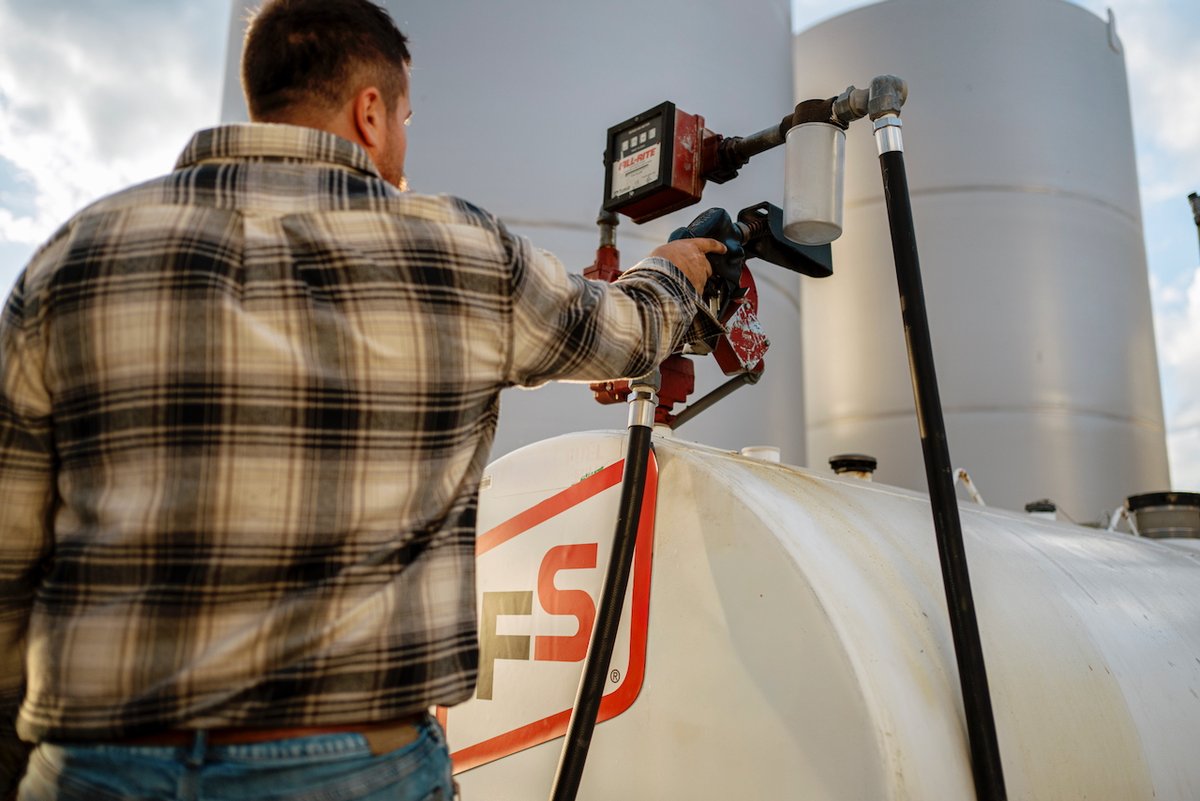 MMServiceFS's tweet photo. You can’t control the weather swings—but you can control what’s in your tank. Replacing particulate filters with Hydroglass or Hydrosorb filters helps manage moisture, keeping fuel issues from showing up when you’re busiest.
Talk to your local M&amp;M Service Energy Specialist today! https://t.co/wjSySyncaH