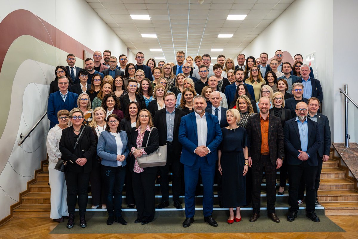 MS_GOV_PL's tweet image. 📣 Cały czas pracujemy nad tym, by sądy były sprawniejsze, bardziej dostępne i bliższe obywatelom.

👉 Najlepszą drogą do realnych zmian jest rozmowa z tymi, którzy na co dzień organizują pracę sądów. Dlatego w Popowie spotkaliśmy się z prezesami sądów rejonowych i Wojskowych