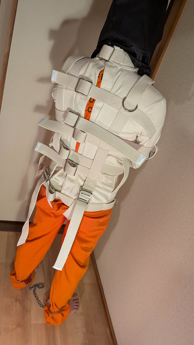 darumasan1992's tweet photo. 購入してた拘束服が届いたので着せてもらいました
追加したベルトのおかげで拘束感がアップ!!
ただ見た目のごちゃごちゃ感が少し気になる？ https://t.co/NoJuSxLgc0