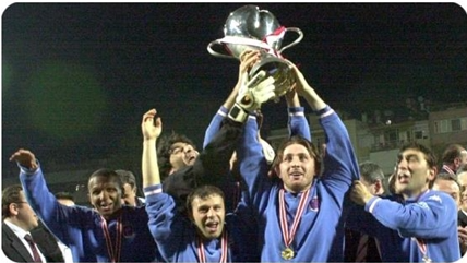 hasanyilmaz29's tweet photo. 2003 yılında Antalya'da oynanan Türkiye Kupası finalinde Trabzonspor, Gençlerbirliği'ni 3-1 mağlup etmişti ve kupayı kaptan Fatih Tekke kaldırmıştı. https://t.co/ptVyeCc502