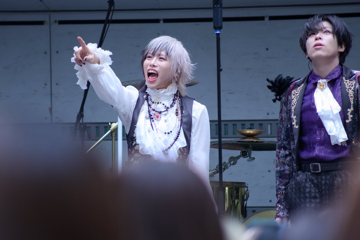 5_118inch's tweet photo. 2026/04/29
歌舞伎町フリーライブ
(リハーサル撮影可能タイム)

ゴジラを楽しそうに見つめる裕宇さんとそれを暖かく見守るまさしさま☺️

#0ꓸ1gの誤算 
#まさしさま
 #緑川ゆう https://t.co/6duuCb8EM1
