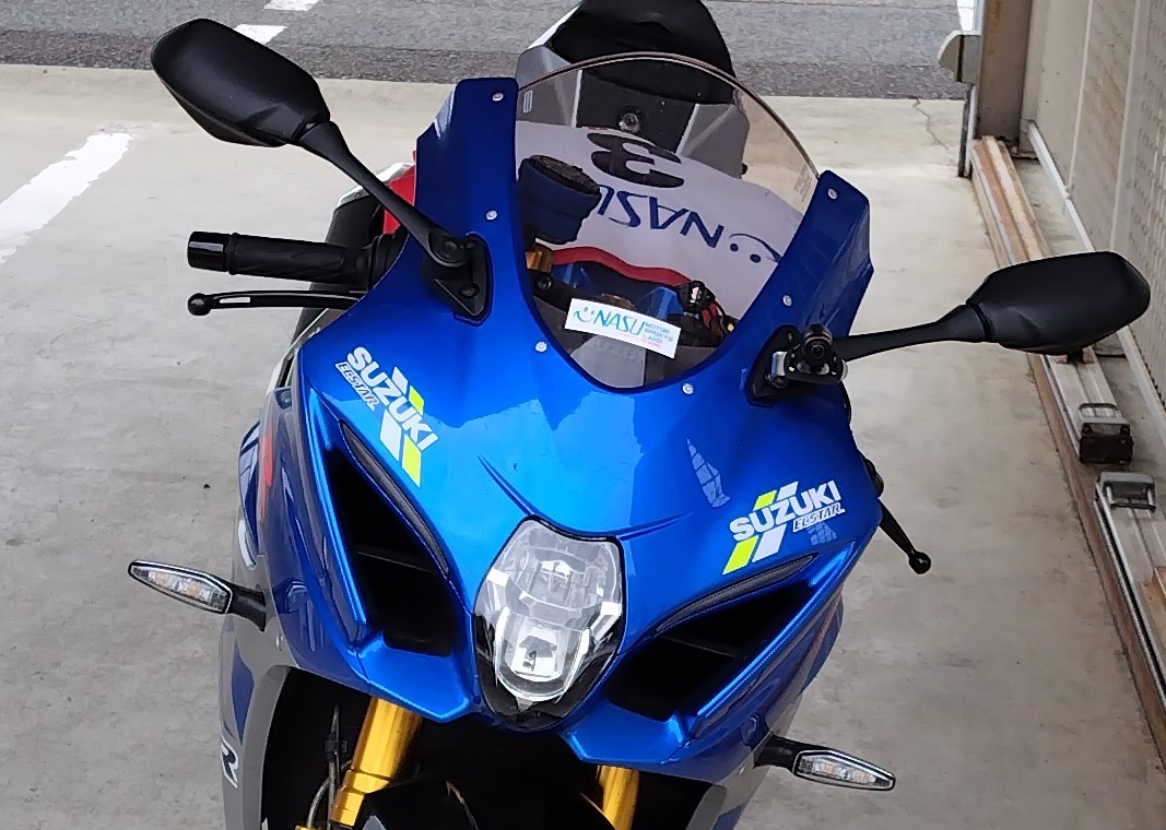 rg50e7_2ps's tweet photo. そうそう、那須モータースポーツランドのステッカー、タンクに貼ってたやつが駄目になったので、新しいのをスクリーンに貼りました。もう少し下に貼るつもりがSUZUKIのロゴの上には貼れず😊 https://t.co/Yucjd1IA9U