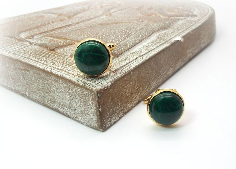 DesignsbyAudrey's tweet image. Awesome Green Cufflinks - Malachite Cufflinks IV - Natural Malachite Cufflinks by #DesignedbyAudrey.  Wonderful men's #handmade jewelry and accessories etsy.me/4gy2VLH via @Etsy