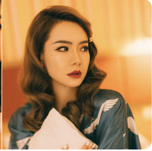 MadPhil_3's tweet photo. 《丝袜国度（欧阳娜娜 陈说）》已发送到核心群
“老公的鸡巴爽不爽？嗯？夹这么紧，欠操的贱货。”我低吼着，一边狂干一边伸手狠捏她肥美的奶子。她眼泪汪汪，淫水顺着我的蛋蛋往下流。我越操越猛，鸡巴把她子宫口撞得又酸又麻，最后死死顶进去，滚烫浓精一股股全射进的骚逼里。
#黄文 #明星 #强奸 https://t.co/B3xMfMZdXR