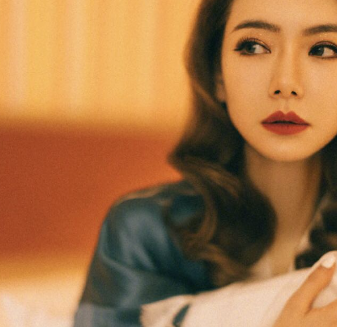 MadPhil_3's tweet photo. 《丝袜国度（欧阳娜娜 陈说）》已发送到核心群
“老公的鸡巴爽不爽？嗯？夹这么紧，欠操的贱货。”我低吼着，一边狂干一边伸手狠捏她肥美的奶子。她眼泪汪汪，淫水顺着我的蛋蛋往下流。我越操越猛，鸡巴把她子宫口撞得又酸又麻，最后死死顶进去，滚烫浓精一股股全射进的骚逼里。
#黄文 #明星 #强奸 https://t.co/B3xMfMZdXR