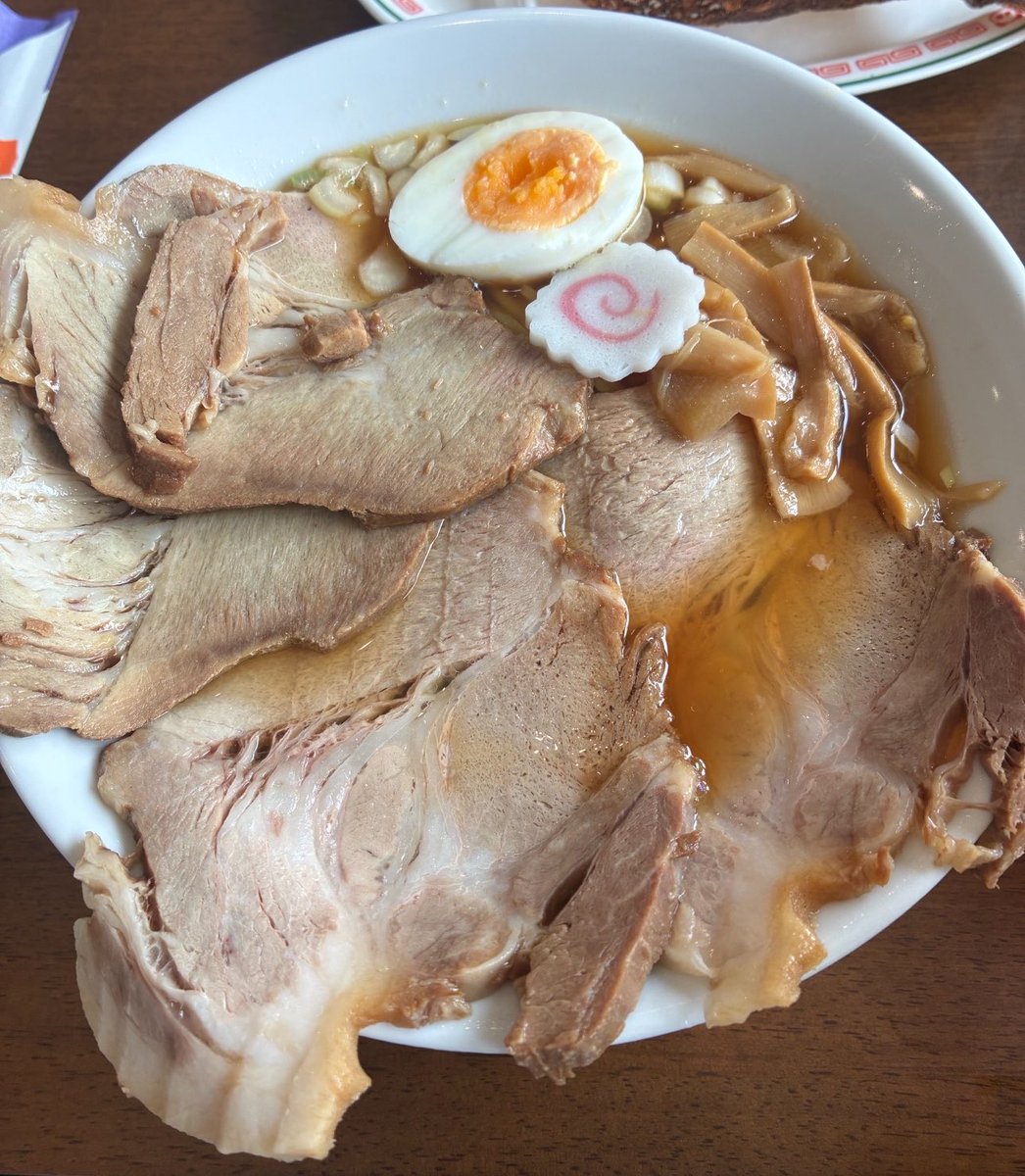 お昼に一富士のチャーシュー麺🍜
チャーシューが器からはみ出る程でかかった
味も文句なしに美味かった
チャーハンも絶品