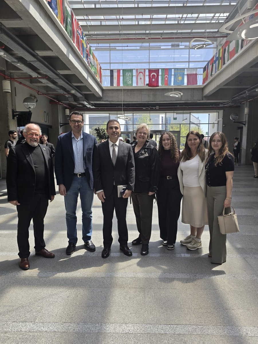 BiotrendA's tweet photo. Yönetim Kurulu Başkanımız Mevhibe Canan Özsoy’un doktora çalışmalarını sürdürdüğü, aynı zamanda kıdemli araştırmacı olarak görev aldığı ve yürüttüğü Özyeğin Üniversitesi “Circular Economy - Waste to Energy” dersinde, Mühendislik Fakültesi öğrencileriyle bir araya geldik.

Genel Müdürümüz Mehmet Ali Nalçacıoğlu’nun konuk konuşmacı olarak katıldığı derste; atıktan enerji üretimine uzanan süreci, Biotrend’in bu alandaki vizyonunu ve uygulamalarını öğrencilerle paylaştık. İnteraktif soru-cevap oturumuyla zenginleşen buluşmada, geleceğin mühendisleriyle değerli bir etkileşim gerçekleştirdik.

Bilgiyi paylaşmaya, geleceğin profesyonelleriyle bir araya gelmeye devam ediyoruz. 🌱

@ozyeginuni 
@ceee_ecem 
@mpmenguc 
@cananmozsoy 
@MaliNalcacioglu