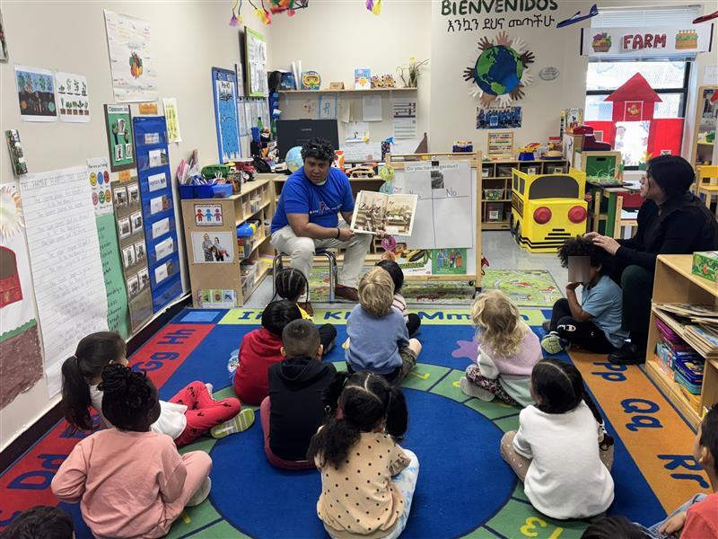 CentroNia's tweet image. We loved welcoming our friends from @PNCBank to our Takoma Park location this week! 📖 They spent time reading stories to our Pre-K classes, sparking imagination in our #earlylearners. 

Thank you PNC for making storytime so special!

#CommunityPartners #EarlyLearning #Storytime