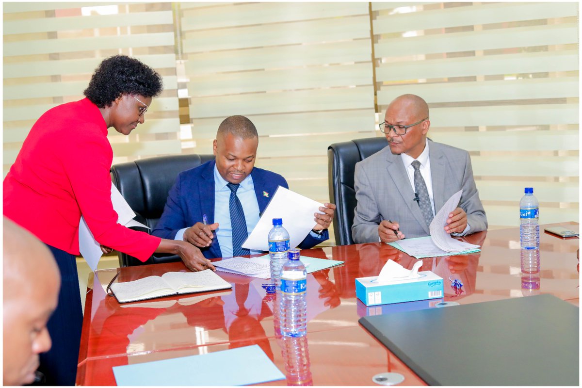 #Burundi 3.Après avoir présenté le procès-verbal des réalisations et les projets en cours d’exécution et de réhabilitation, Ir Jérémie D. HAGERINGWE a remis au Directeur Général entrant les principaux dossiers à poursuivre pour assurer la pérennité des activités de cette société.
