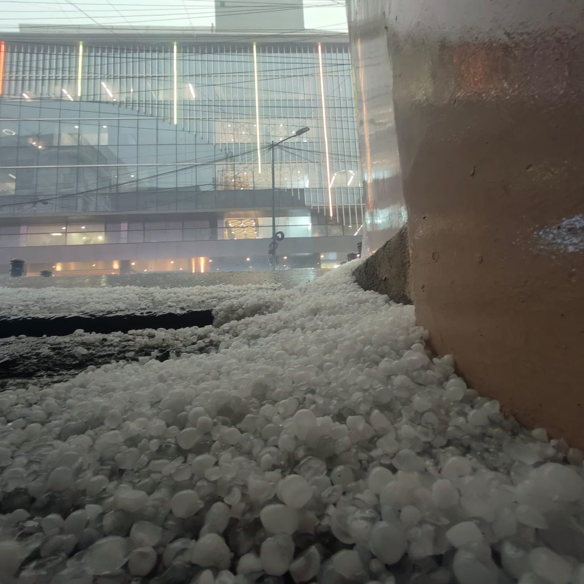 TOIBengaluru's tweet image. Intense thundershowers &amp;amp; hailstorms hit #Bengaluru.

The city received 78 rainfall by 5:30 pm.
 
@timesofindia