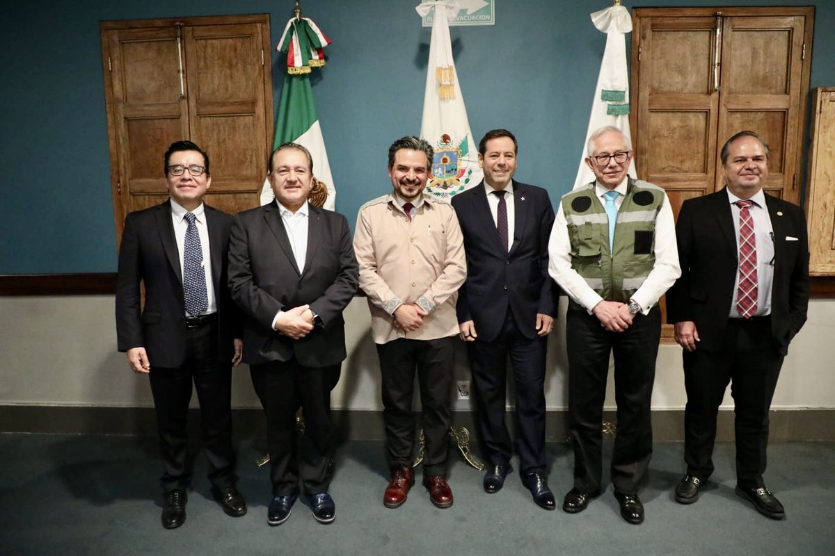 En el arranque de la 8ª reunión regional zona centro del <a href="/Tu_IMSS/">IMSS </a>, acompañamos al Mtro. <a href="/zoerobledo/">Zoé Robledo</a>. La coordinación entre sector obrero, patronal y gobierno fortalece nuestro sistema de salud.