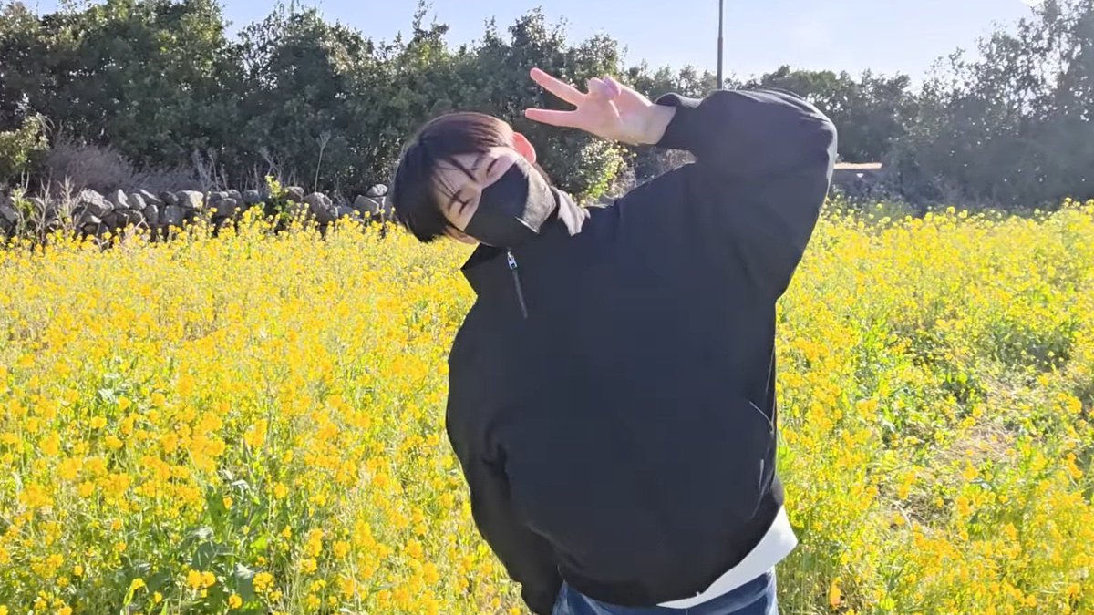 sunookeem's tweet photo. To have a fulfilling life is to constantly bask under the sun, some philosophers said; I may be the said philosopher but who knows, right! N ee ways, come give my heap-of-giggles-consisted vacation #VLoG🌻 a watch! 

🔗https://t.co/4qLM8aFkqE https://t.co/WpGtpVOPhJ