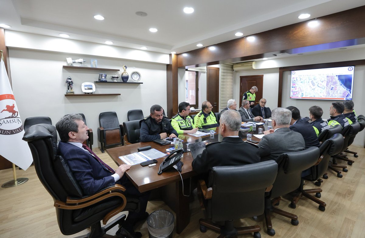 📌İlimiz genelinde okul önlerinde ve çevrelerinde alınacak trafik tedbirleri ve yürütülecek trafik denetimlerinin görüşüldüğü toplantı;🏫🚔

Valimiz Sayın <a href="/orhantavli_/">Orhan Tavlı</a>’nın başkanlığında, İl Jandarma Komutanı Tuğgeneral Mustafa Bakçepınar, İl Emniyet Müdürü Ahmet Arıbaş, İl Mili