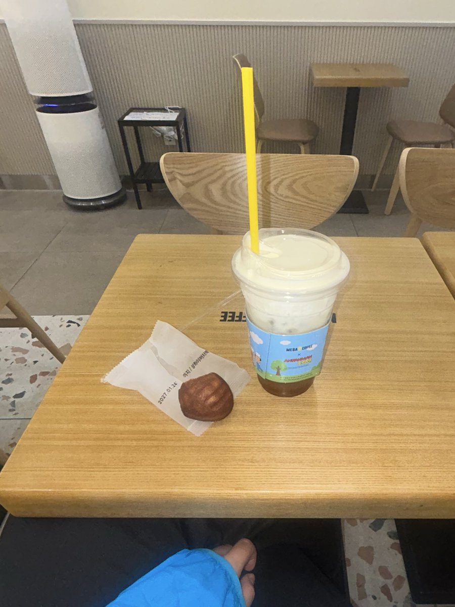 ukeeio's tweet photo. 최근 먹은 아이들 품평회

메가커피 망고구아바캐럿주스: 마시뜸!!!!!!!! 
메가커피 망고폼 자스민 티플레저: 첨먹으면 샴푸맛인데 먹다보니 스벅 캐모마일리프레셔맛이... 애매.
GS25 카다이프땅콩버터찰떡: 앙 맛이뜸
스타벅스 얼그레이 바닐라티라떼: 최애 💕👄👄 https://t.co/aWkWQl46x5