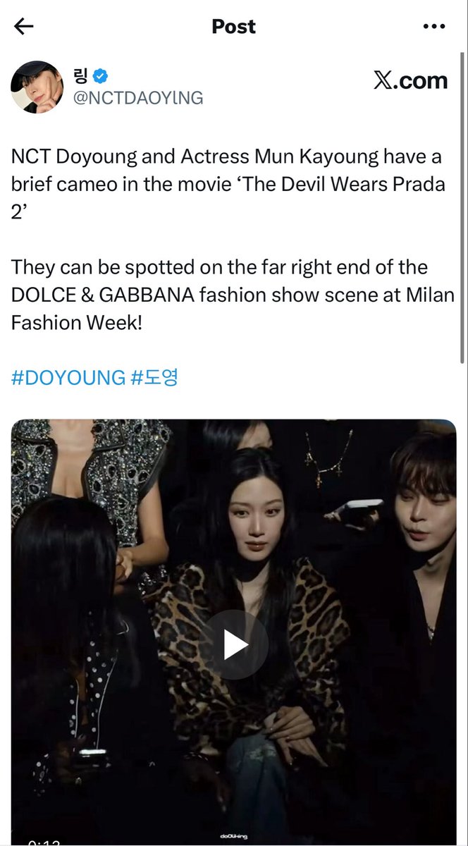 arinlee01's tweet photo. Moment “Ariana what are you doing here”-nya doyoung :
Difollow akun official manchester city ✅
Jadi cameo film devil wears prada ✅

😂😂😂 w as fansnya pun tidak pernah menduga serandom itu https://t.co/c9M0lEptCA